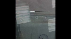 Полировка царапин на листовом стекле офисной перегородки.mp4