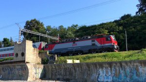 Двухэтажный поезд с вагоном для перевозки автомобилей в Сочи / Double-decker train in Sochi