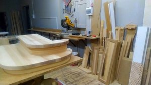 Лестница из дерева на бетонном основании.  Проект, изготовление, установка.