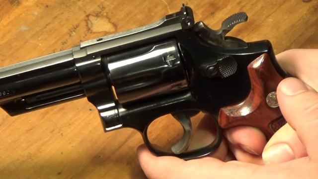 Smith & Wesson Model 19 (K Frame) .357 Magnum - Un-boxing & Review смотреть онлайн