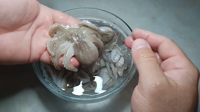 Как приготовить осьминожек / How to cook octopuses смотреть онлайн