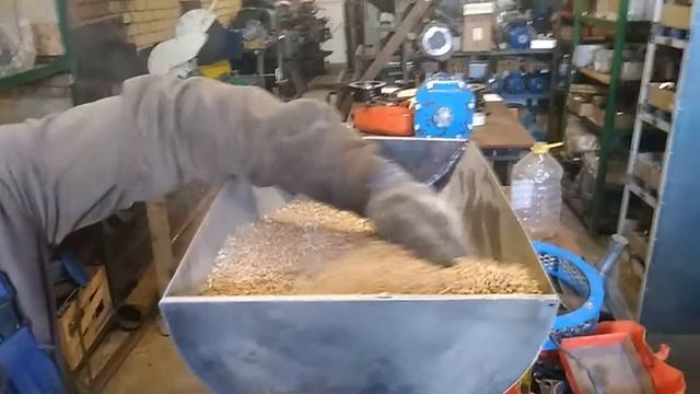 Зернодробилка "УР" смотреть онлайн