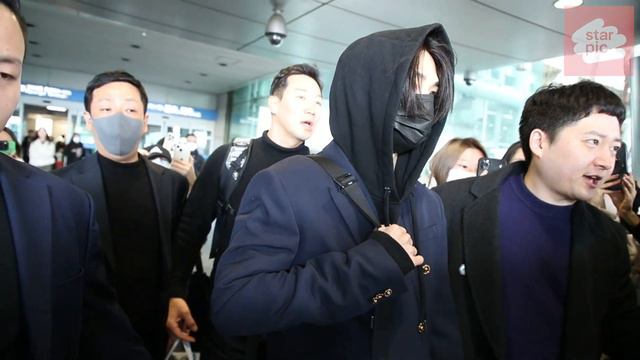 스트레이키즈 현진 '존잘남의 손인사!' [STARPIC] / Stray Kids  HYUNJIN Arrival - at Incheon Airport 20240225