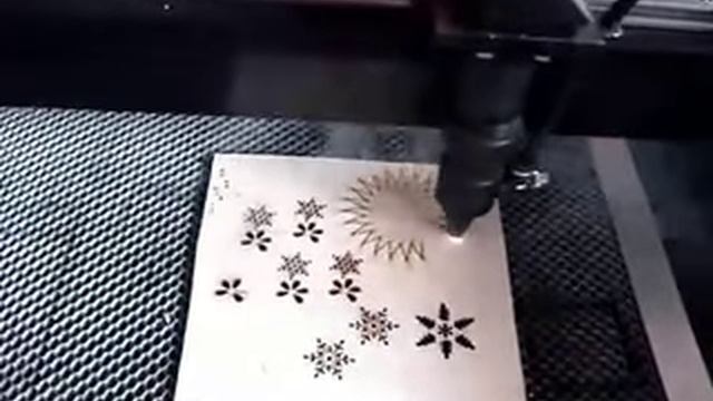 Лазерная резка пластика на лазерном станке смотреть онлайн