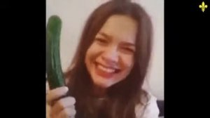 прикол, девушка полностью заглотнула огурец