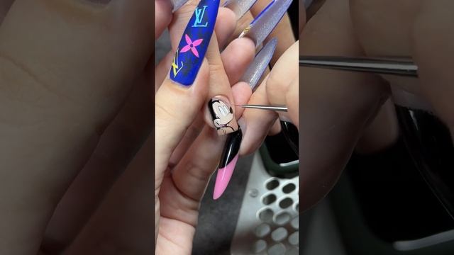 Микки Маус Gucci #shortvideo #рисункинаногтях #nailart смотреть онлайн