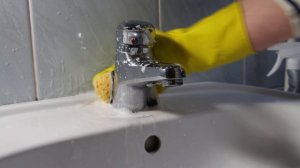 Чистка смесителя в ванной инновационным средством - Активной пеной ТМ Clean Planet.