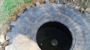 Колодец, кессон для скважины из покрышек от комбайна.