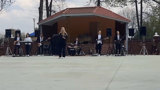 Душевно девушка поёт!! Губляю воды блакiтныя. Концерт в честь 1 мая Кобрин. #хорошийдень Хорошийден