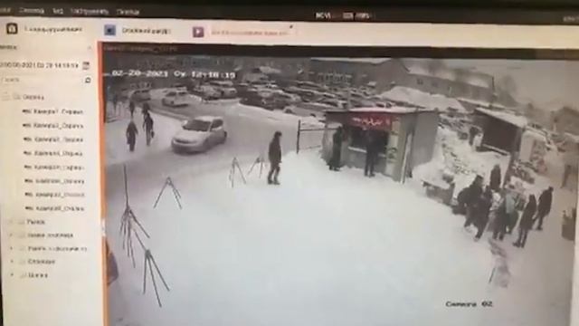 Мужчина, которого протащили на капоте по рынку "Техник" в Южно-Сахалинске, ищет очевидцев смотреть онлайн