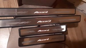 HONDA Accord 8 установка накладок на пороги из нержавеющей стали с подсветкой.