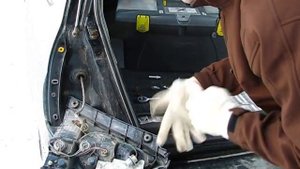 SUBARU Forester SG5. Замена лампочки заднего фонаря