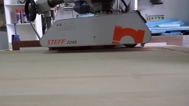 WOODMAN: Rebating heavy front door on "spindle" / Фальцевание входной двери. смотреть онлайн