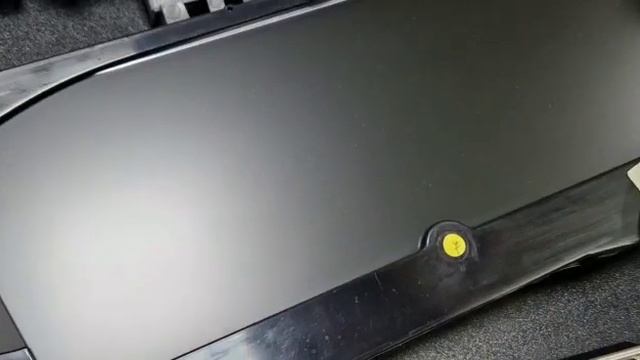 Usuwanie proszku gaśniczego z wnętrza Peugeot 508 wraz z demontażem elementów tapicerki i kokpitu.