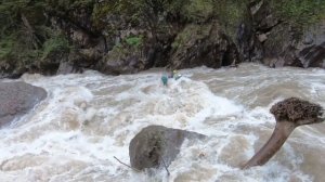 Киль катамарана в паводок. Большая Лаба, порог Затычка. Опасный сплав по горной реке