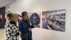 Николай Погорелов дает интервью Марине Кротовой на фотовыставке Лидеры промышленности