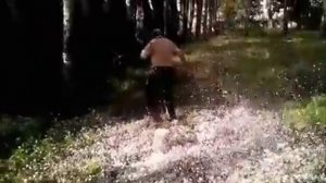 Что будет если разрубить баллон с монтажной пеной?))))