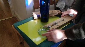 Простое приспособление для обрезания стеклянных бутылок. DIY simple glass bottle cutter.