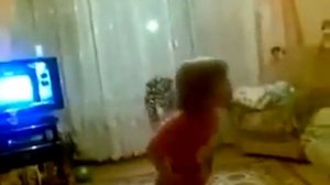 Прикол!!! Маленькая девочка ругает маму и бабушку. Включи фонарик