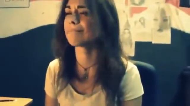 У девушки нереально красивый голос. Классно поет песню Мама, когда я рядом с ним.mp4 смотреть онлайн