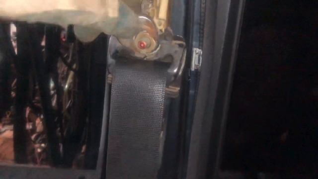 Как снять передний ремень безопасности Mercedes-Benz W210 смотреть онлайн