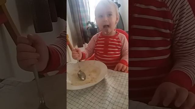 Малышка 1год и 8месяцев сама кушает кашу. смотреть онлайн
