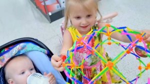 КУКЛЫ  НА ПРОГУЛКИ . Детский влог. КОЛЯСКА ДЛЯ КУКОЛ.эЛЬВИРА И БРАТИК