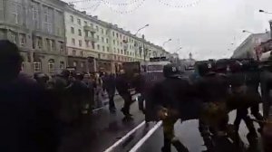 ОМОН против людей в центре Минска.