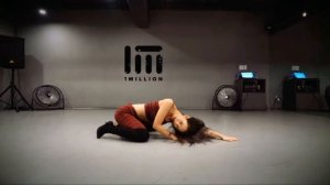 Корейская девушка красиво танцует танец / Корейские танцы