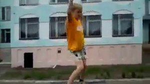 мой друг танцует у школы