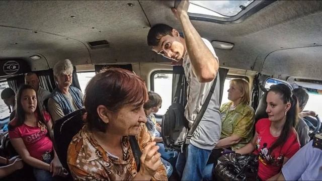 В маршрутке произошло чудо. На одной из остановок в салон зашла ничуть неприметная бабуля смотреть онлайн
