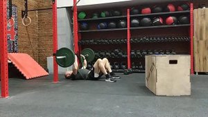 Жим лежа на полу узким хватом с резиной