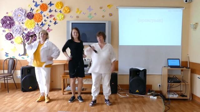 Поем под караоке - Мал-по-малу смотреть онлайн