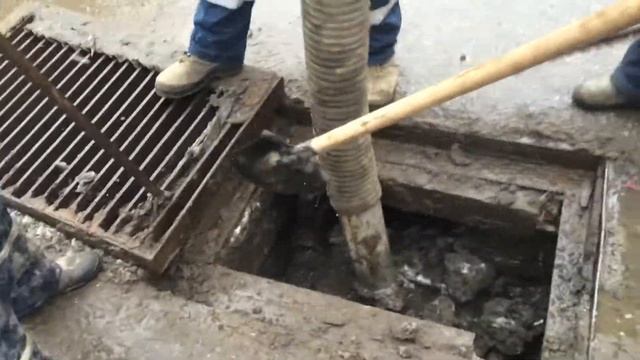 Очистка ливневой канализации вакуумным погрузчиком CompelVac 250MD в Калуге смотреть онлайн