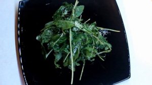 Салат с рукколой, королевскими креветками и моцареллой