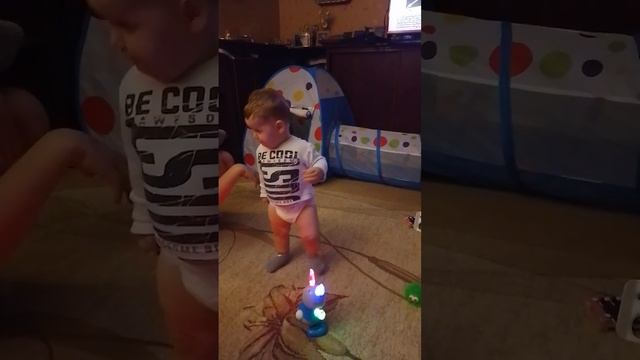 лева танцует с зайчиком смотреть онлайн