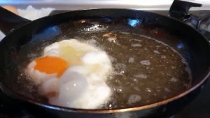 ВЫ УМЕЕТЕ ЖАРИТ ЯЙЦА? ПОПРОБУЕТЕ ЗДЕЛАТЬ КАК Я ,ОТЛИЧНАЯ ЗАКУСКА/ Как правильно жарить яичницу.