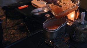 Одиночный кемпинг под дождем. Поставили хороший барный столик в теплой и уютной палатке, мне очень п