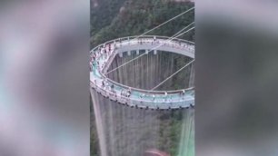 Экстремальный прозрачный мост открылся в китайской провинции Гуандун.