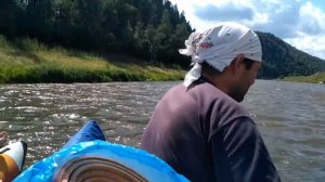 Один мотор тащит два катамарана и лодку. На сплаве