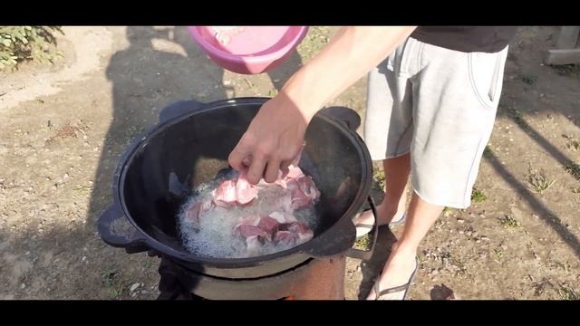 Казан кебаб в казане на костре\Из свинины!