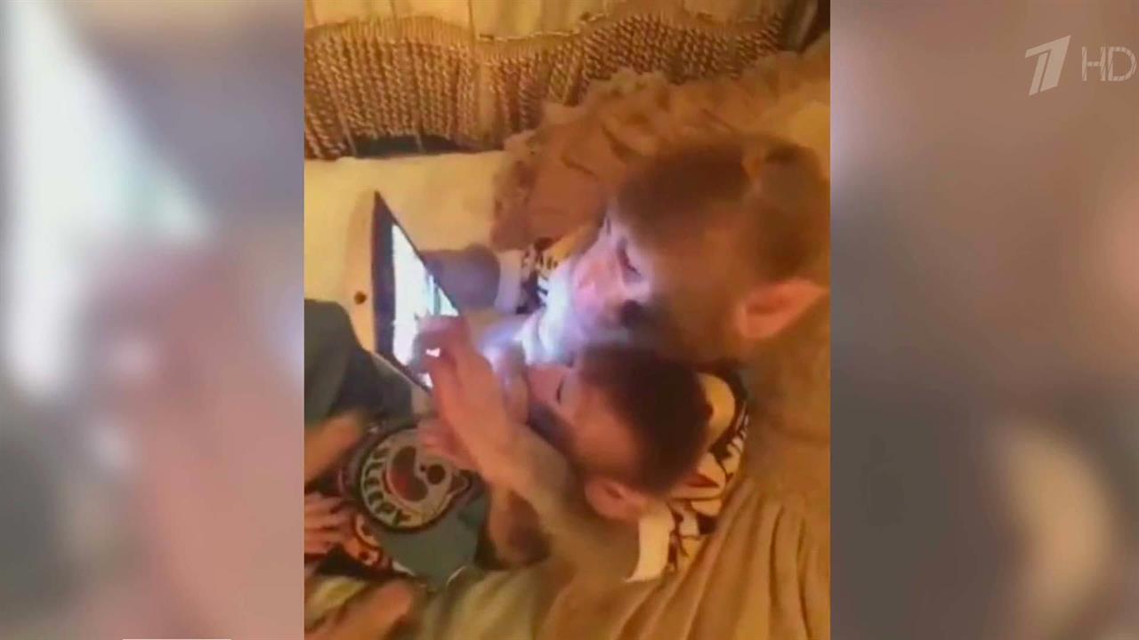 Обезьянки, увлеченно играющие в планшет, стали звездами интернета