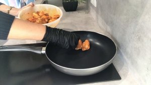 КУРИНЫЕ КРЫЛЫШКИ НА СКОВОРОДЕ.