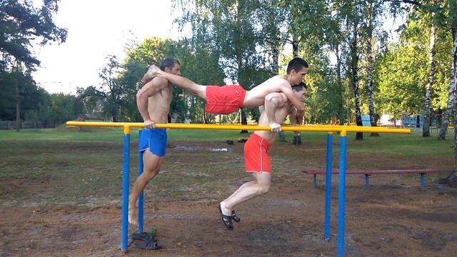 Извращение на брусьях. )) Три брата-акробата!) смотреть онлайн