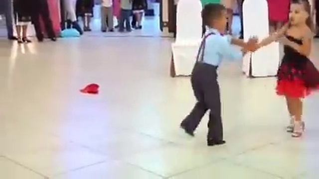 Девочка и мальчик танцуют смотреть онлайн