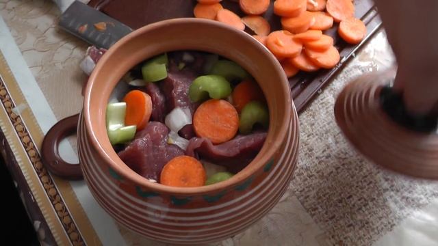 Говядина с овощами в горшочках