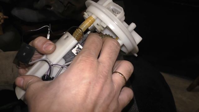 Замена датчика уровня топлива на Приоре, Калине и Гранте смотреть онлайн