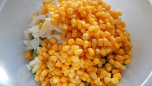 Салат с крабовым мясом, сыром и кукурузой