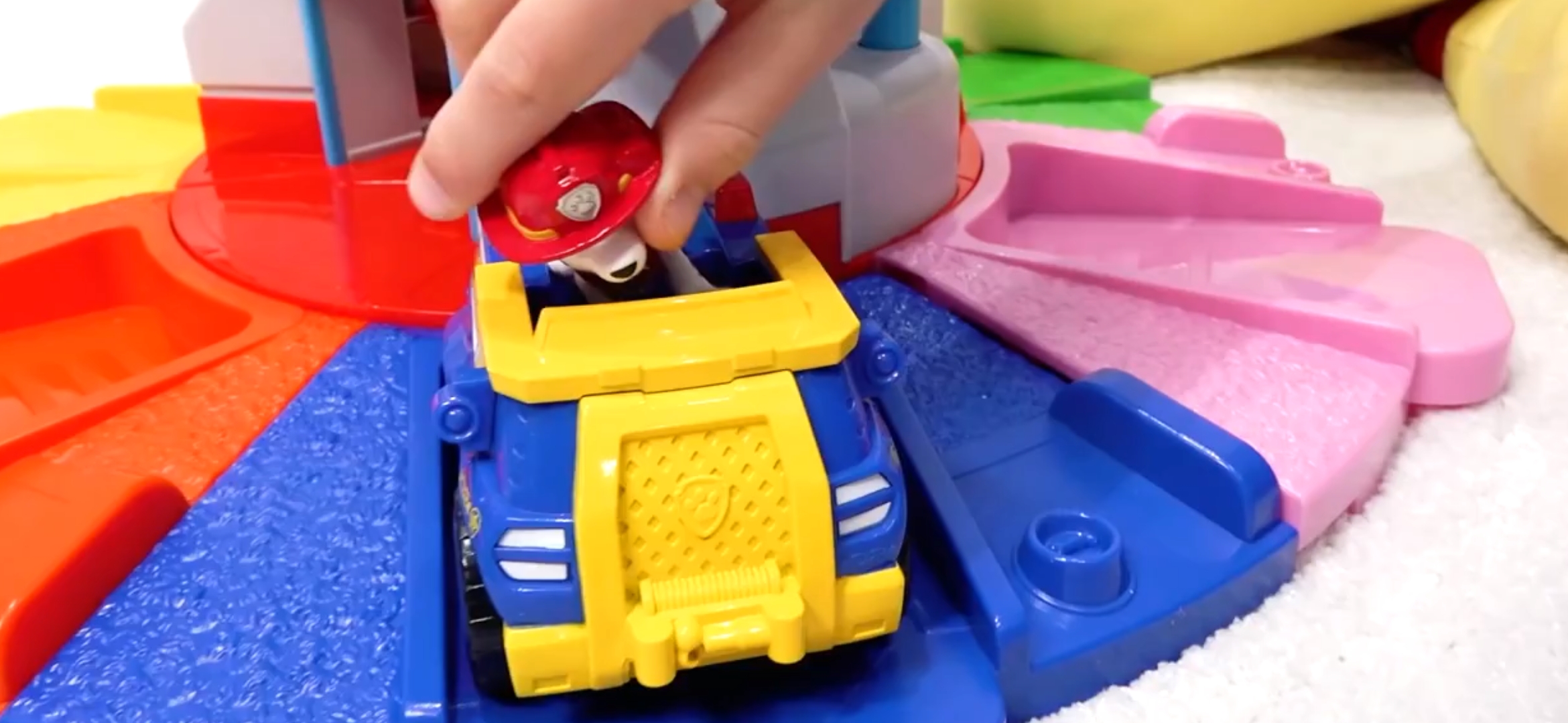 играют с сюрпризами в огромных яйцах