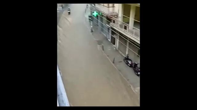 Наводнение в Греции произошло из-за череды сильных ливней: улицы городов затоплены, машины плавают